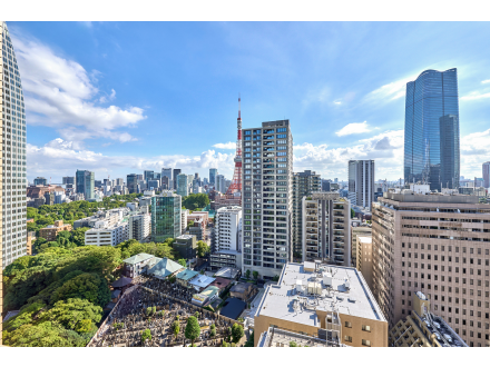 東京の都市景観と高層ビル群、青空と白い雲