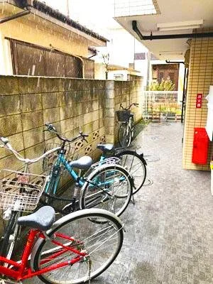 自転車が並んでいる路地の景色