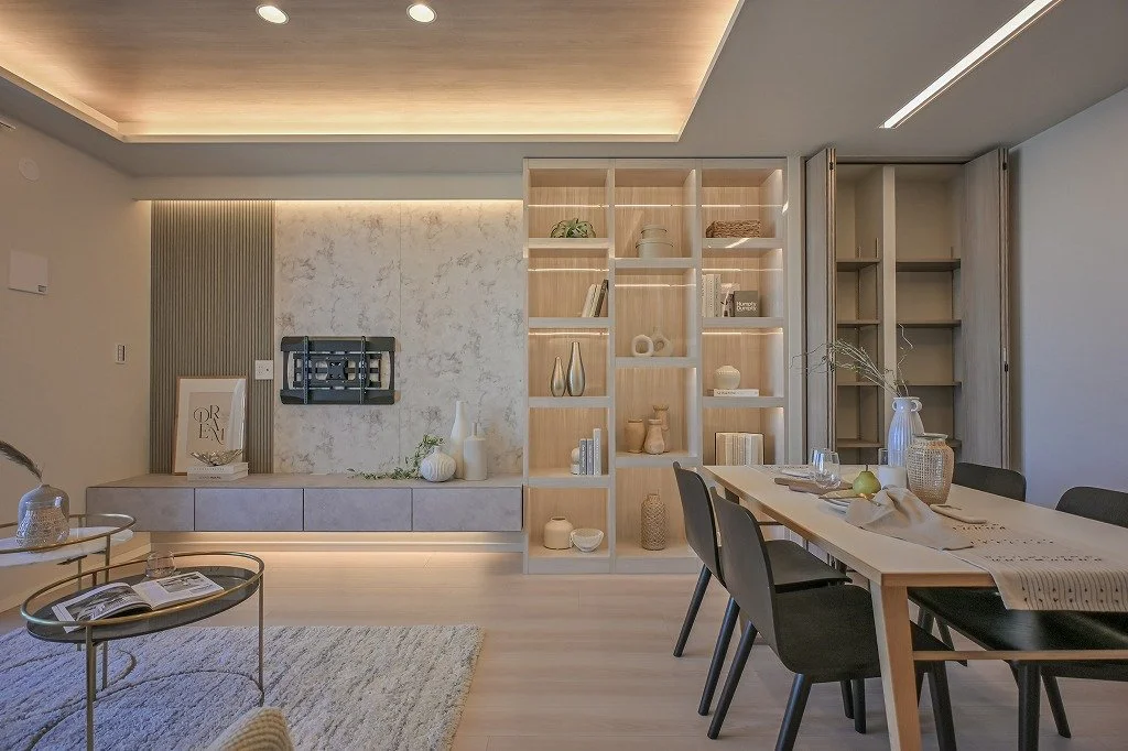 新しいモダンなリビングルームとダイニングルームの内装、木製の棚と家具、照明で照らされた空間の写真