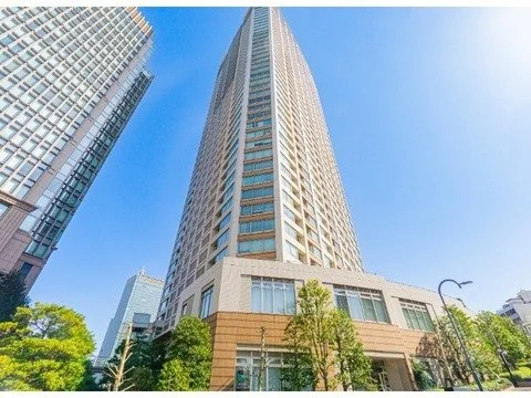 高層ビルの外観と青空、街路樹と街灯