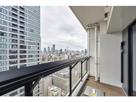 都市の高層ビルが見えるバルコニーの写真