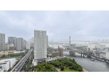 東京の都市景観、高層ビルと川、橋が見える風景