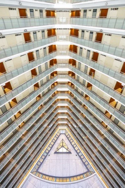 ホテルの中庭のような多層の吹き抜け階段