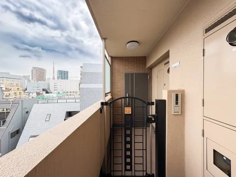 高層ビルのベランダの風景、手すりと空と都市の建物