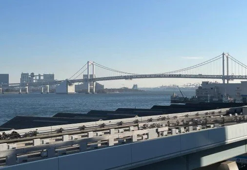 東京湾に架かるレインボーブリッジと海岸の風景