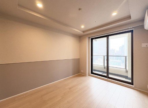 日当たりの良い空の部屋で、窓から都市の景色を見ることができる。