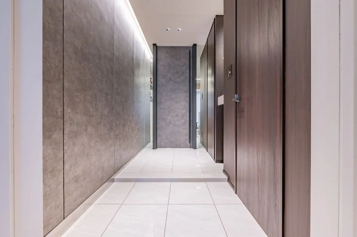 モダンなホテルの廊下、タイル床と木製の壁パネル。