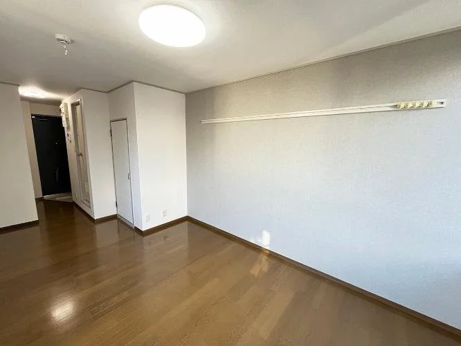 空の部屋、壁に棚が取り付けられている、木製の床、白い天井と壁、照明が点灯している