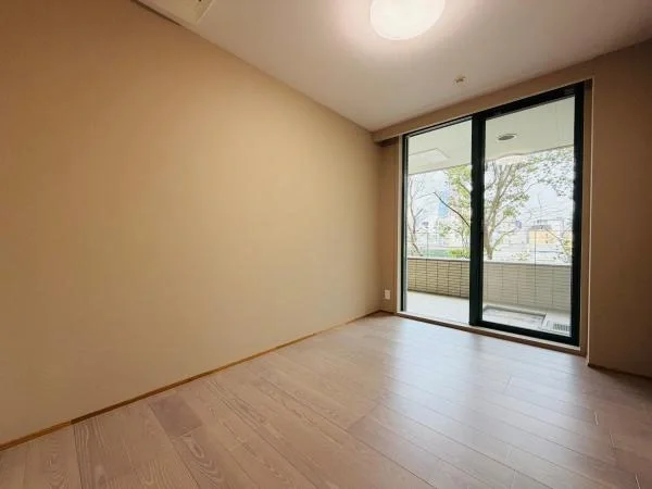 空の部屋、壁と木製の床、ガラスの窓とバルコニーのドア。（室内）