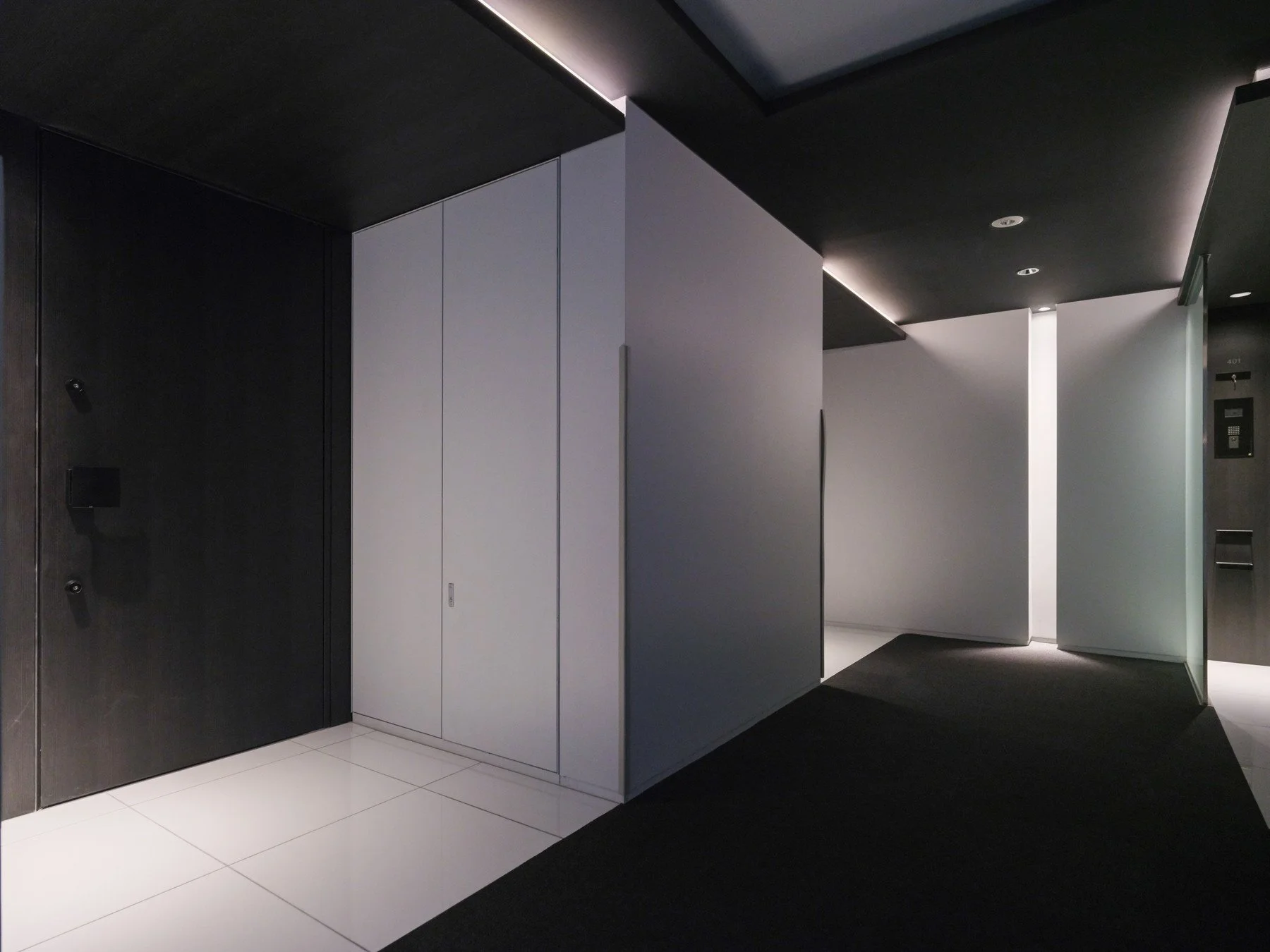 モダンな建築内部の通路や壁の角の様子