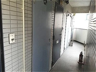 廊下の様子、扉と消火器が見える