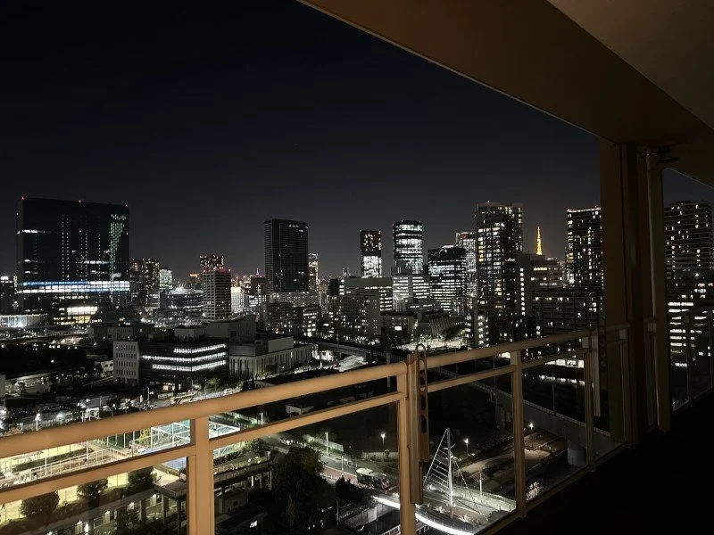 夜の都市の夜景が見えるバルコニーからの眺め