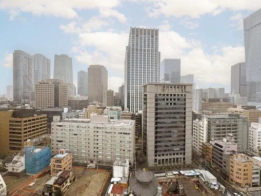 都市の高層ビル群と低層建築物の景観