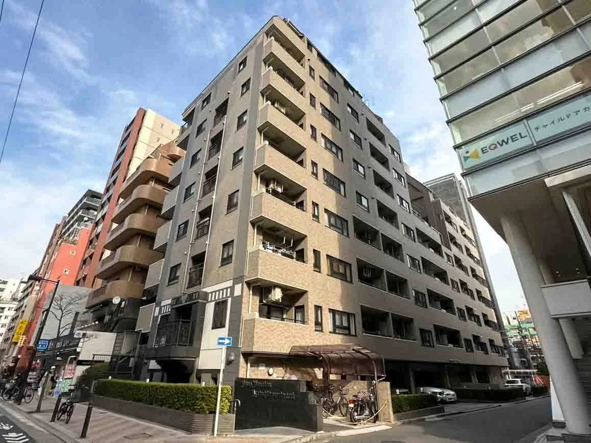 都市の高層マンションの建物と周囲の道路風景