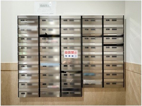 郵便受けの集合場所。黒い番号入りの金属製の郵便箱が並んでいる。
