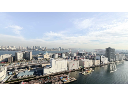 東京湾の夜景と工場街の風景