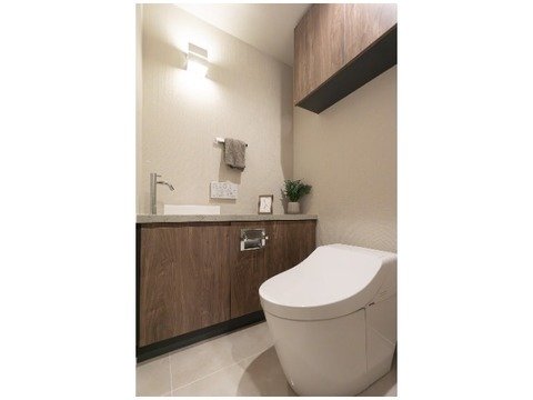 モダンなトイレと洗面所の室内画像