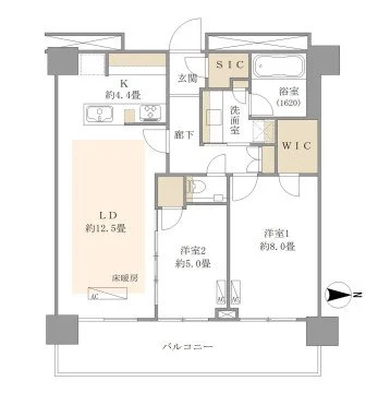 二階建ての間取り図。玄関から入ると廊下があり、左側にリビングとダイニング、キッチンが続いている。右側には二つの洋室とバルコニー、浴室、洗面所、トイレ、ウォークインクローゼットが配置されている。