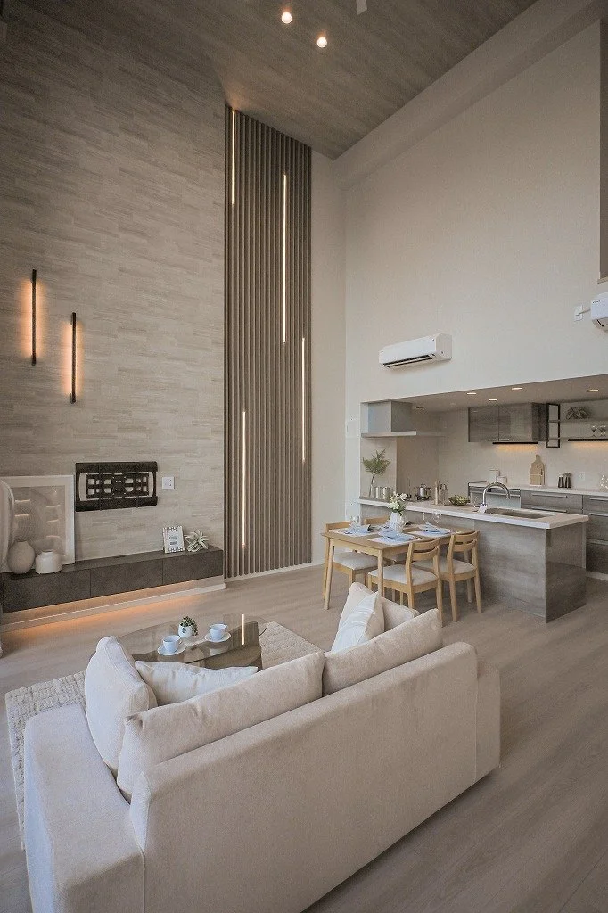 広々としたリビングルームとオープンキッチンがある、モダンでシンプルなインテリアの住宅 interior, living room, kitchen
