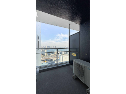 高層ビルのバルコニーから都市と空が見える風景