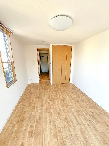 空っぽの部屋、木製の床と白い壁、大きな窓とクローゼット