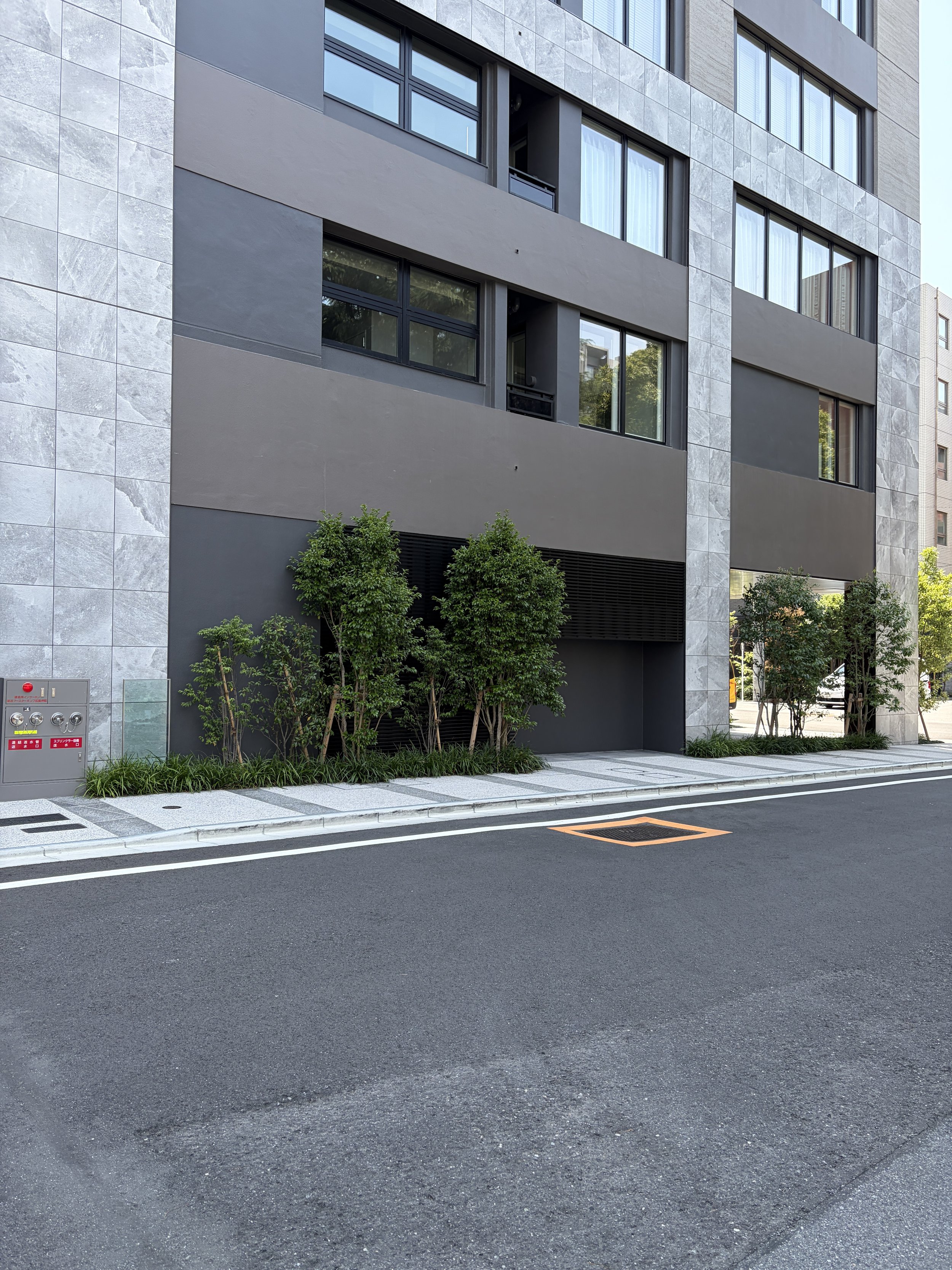 都市の建物と歩道、道路が見える風景