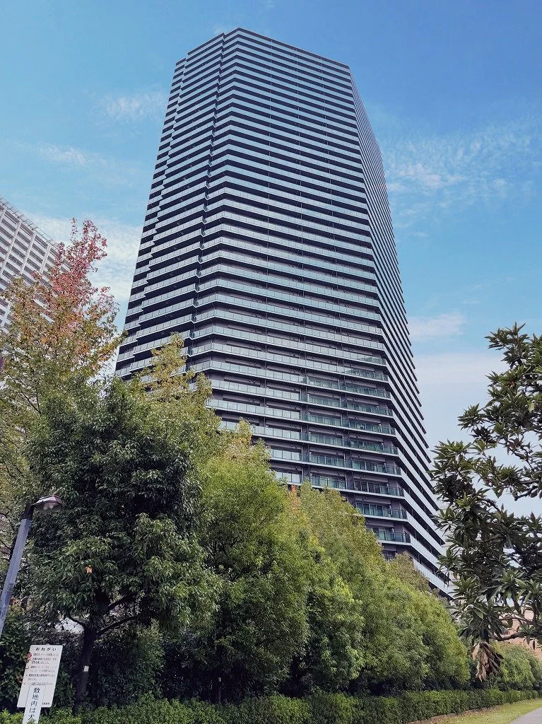 高層ビルと緑豊かな木々の風景