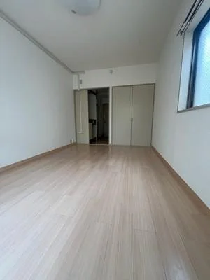空の部屋で、壁に窓とクローゼットがある