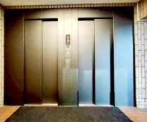 エレベーターのドア