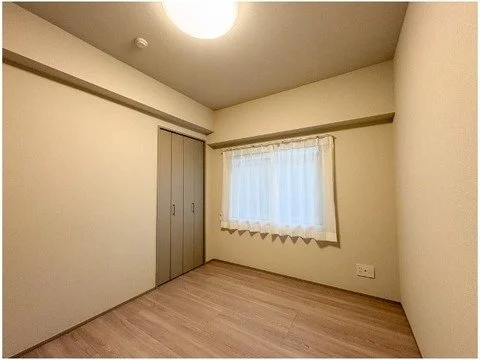 空の部屋、白い壁、木製の床、窓にカーテン、クローゼット