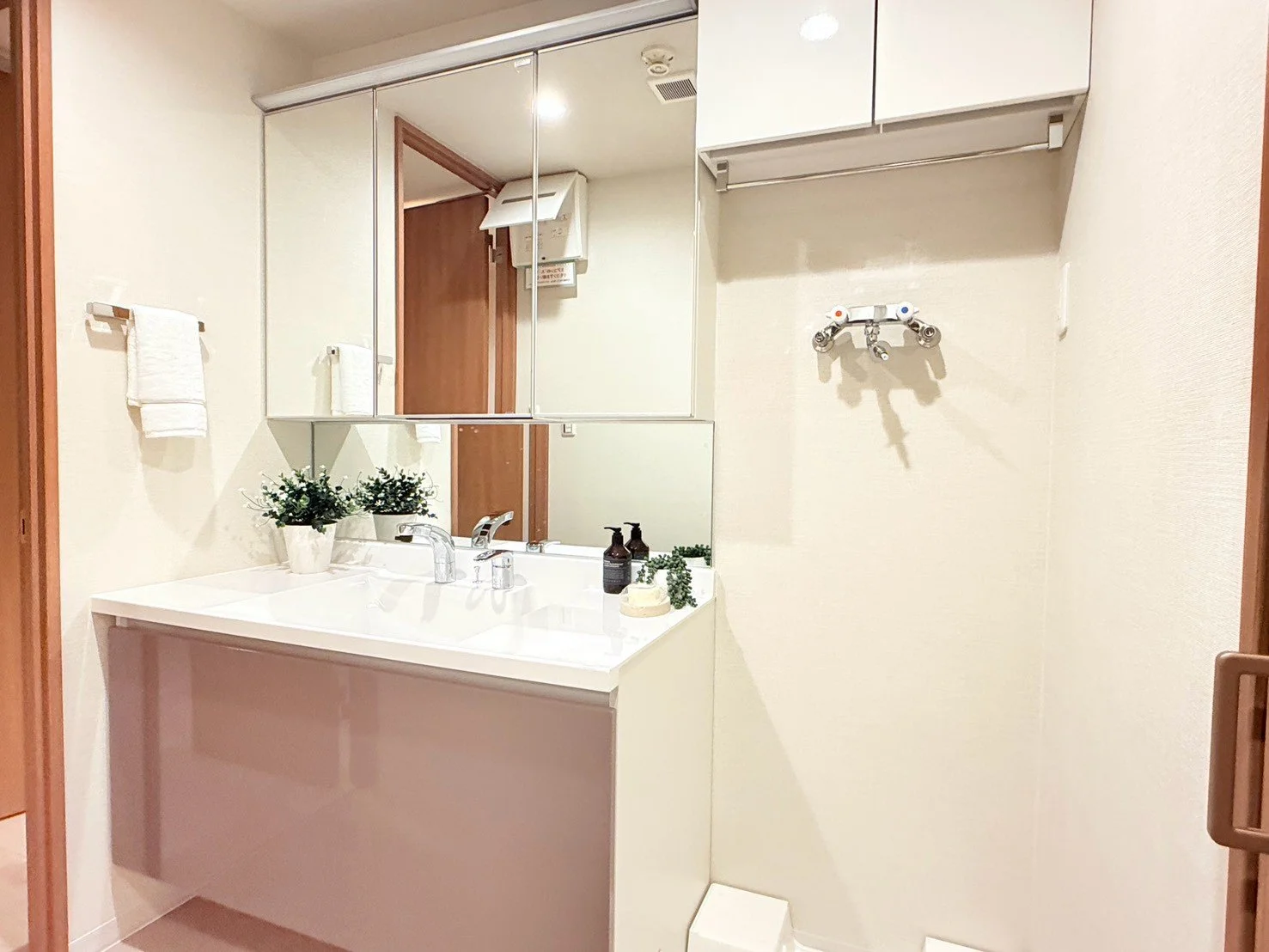 洗面台と鏡付きの洗面所の interior.