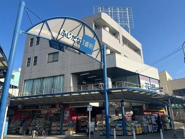 都市の商店街にある書店の建物と看板。