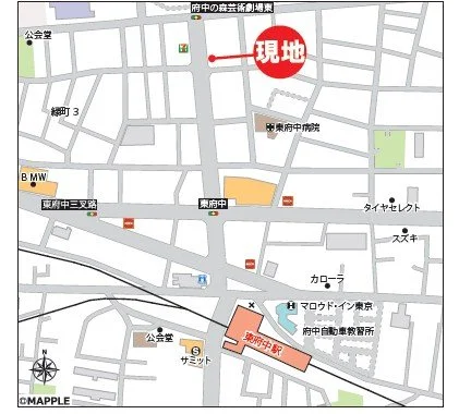 地図で現在地を示すマーカーと周辺の道路、施設、建物の案内