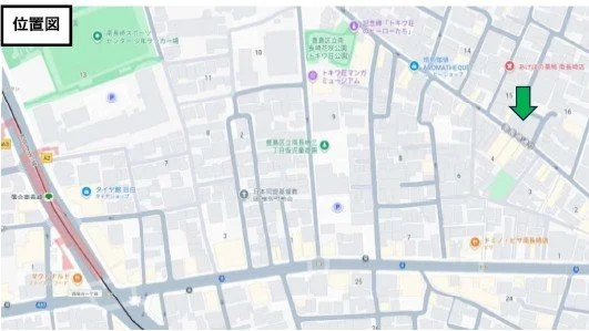 地図。右上に緑色の矢印があり、道路や建物、公共施設が表示されている。