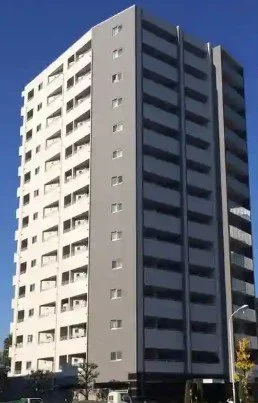 高層のマンションの建物