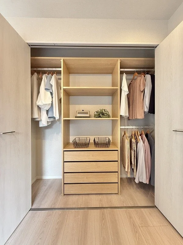 洋服収納棚とハンガーに掛けられた衣服