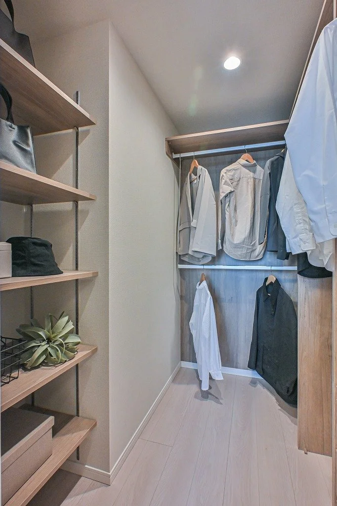 洋服やバッグがかかっているクローゼットの内部の様子