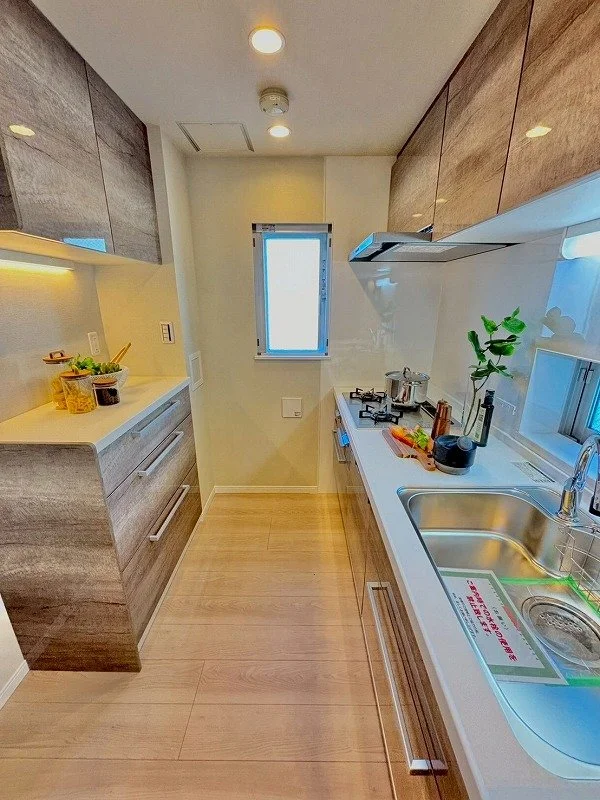 コンパクトなキッチン, 浅いシンク, 調理器具と植物, クリーンで整理された空間