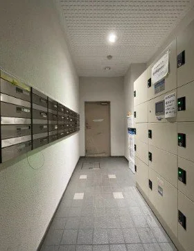 郵便受けと宅配ボックスが設置された建物のコリドー