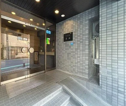 ビルのエントランスの自動ドアと内外の景色