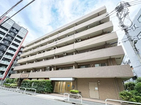 中層のマンションの外観と道路側の入口