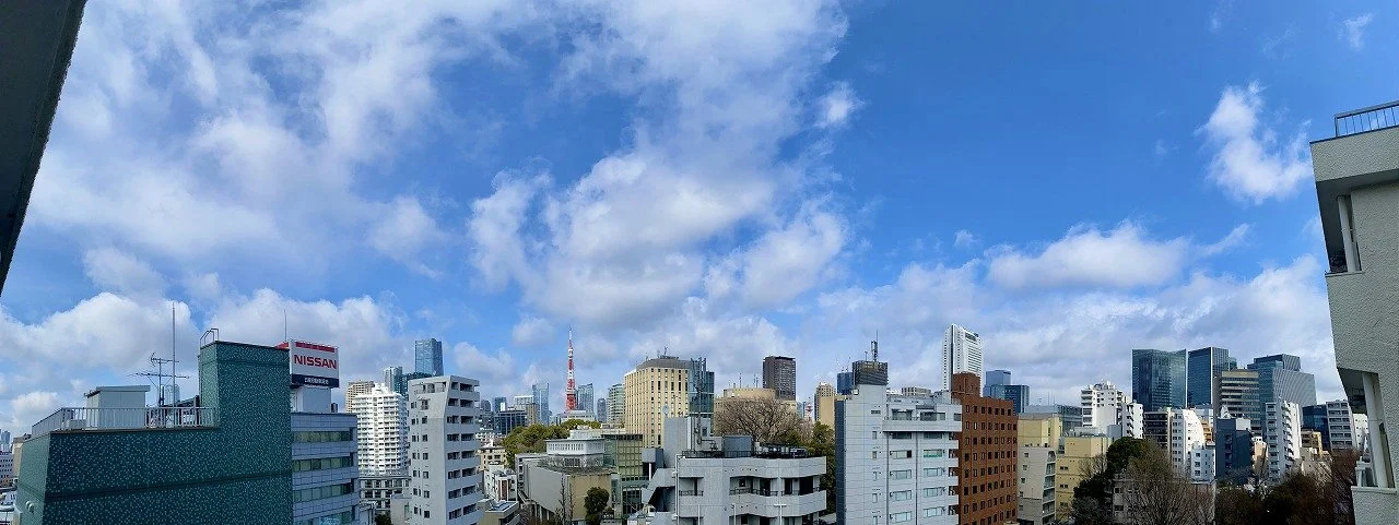 青空と白い雲の東京の高層ビル群
