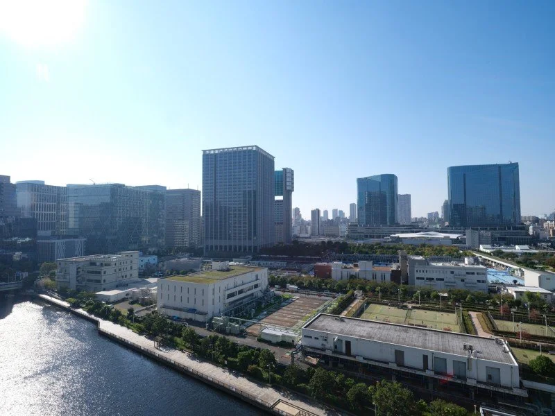 東京の高層ビルが並ぶ都市景観と川の風景
