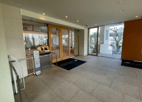 待合室の入り口と掲示板が設置されたエリアの写真