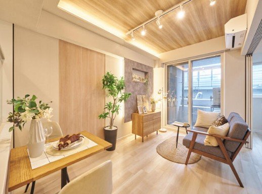 リビングルームの interior withソファ、棚と植物