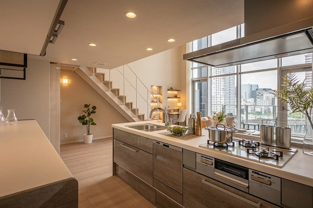 高層ビルの景色が見えるモダンなキッチンとリビングルームの interior with natural light