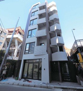 都市の多階建てのマンションの外観