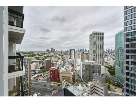 都市の高層ビルと道路の景色、曇った空の下