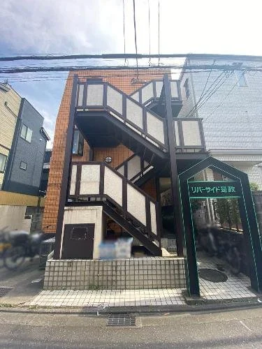 外階段のビルと歩道、看板がある都市の風景