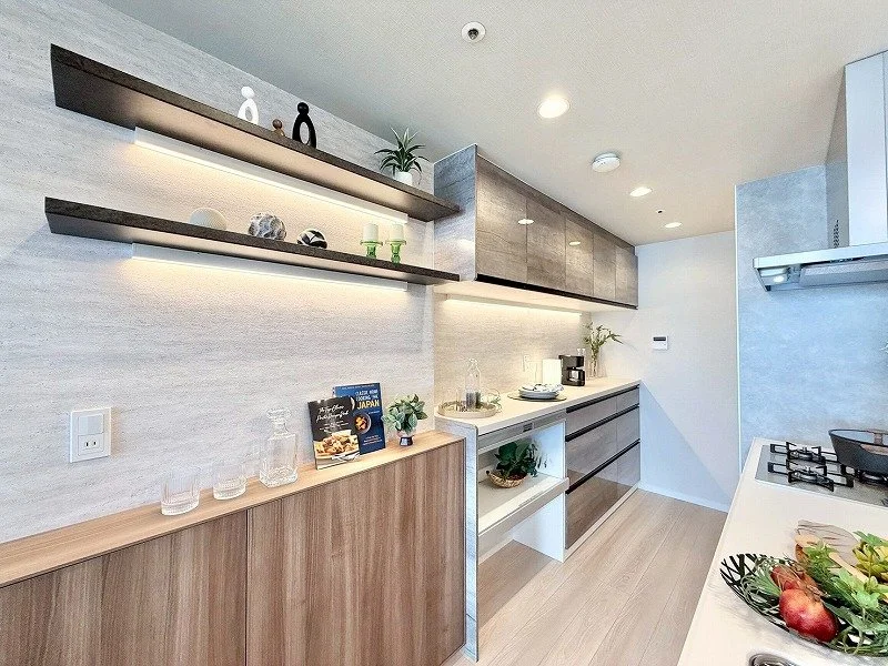 モダンなキッチンの interior with木製の棚とキャビネット、調理器具、植物、装飾品、白い壁と天井、ガスコンロとキッチン用品。